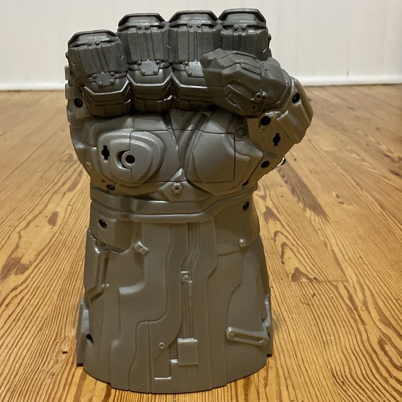 Marvel Avengers: Endgame Electronic Fist Roleplay Toy - Picture 5 of 6